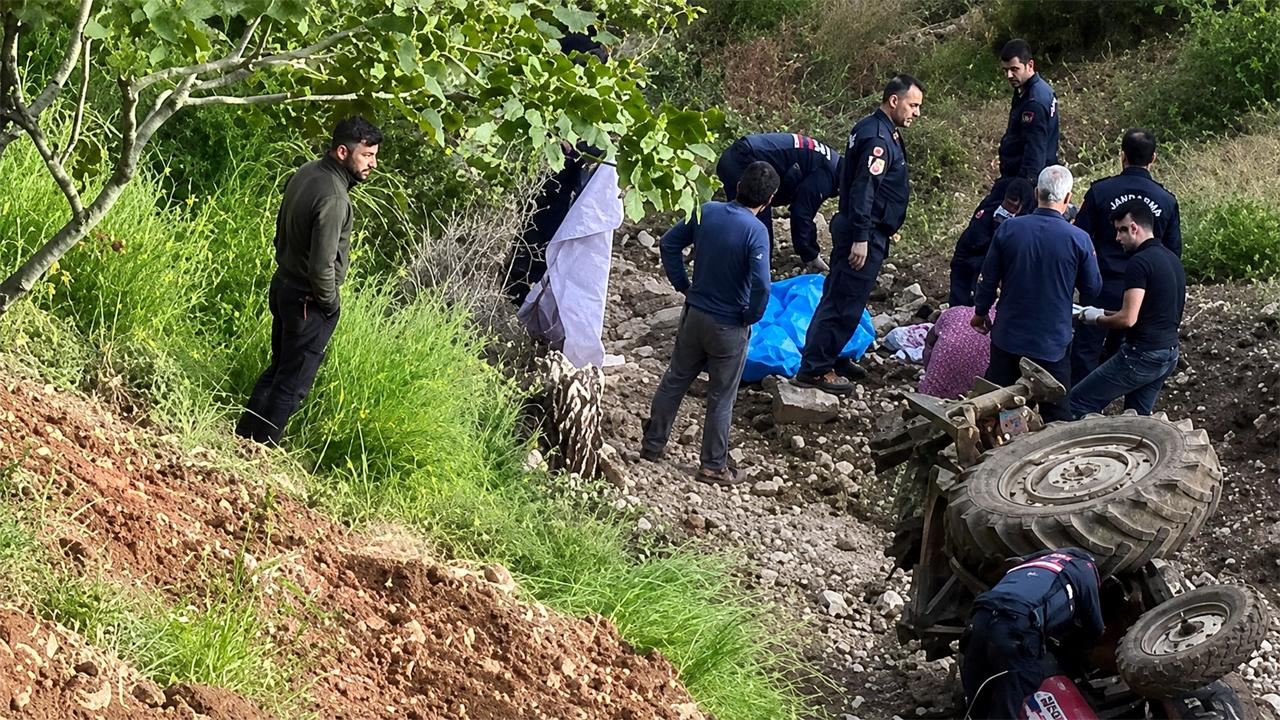 Kontrolden çıkarak devrilen traktörün sürücüsü hayatını kaybetti.