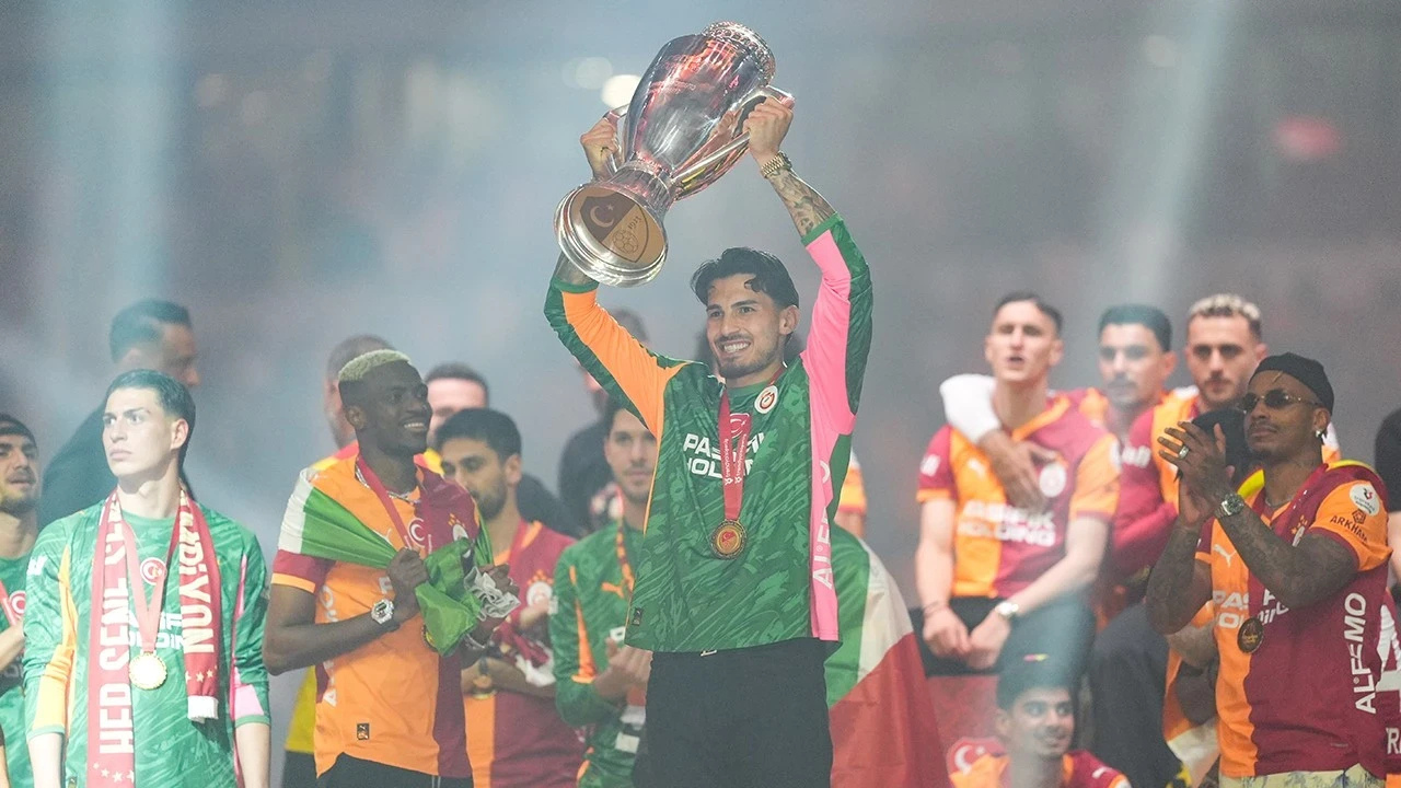 Şampiyon Galatasaray kupasını coşkuyla aldı
