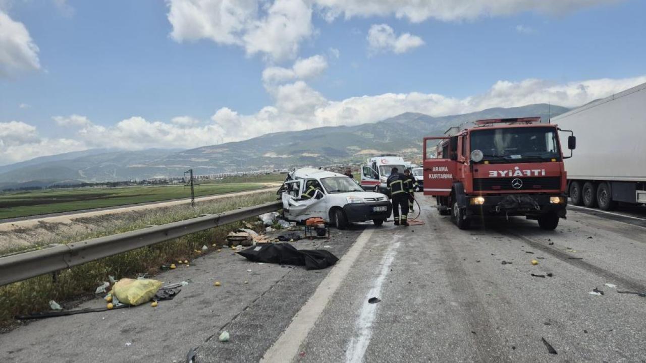 Tır hafif ticari araca arkadan çarptı: 2 ölü, 2 yaralı