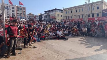 Kilis Cumhuriyet Meydanı  Kırmızı Beyaza Büründü!