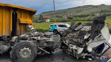 Kayseri'de hafriyat kamyonu ile lokomotif çarpıştı: 2 yaralı