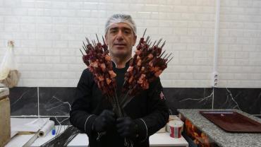 Kilis'te "Dumanı Gör Gel" sloganıyla tanınan ciğerci ustası lezzetin sırrını anlattı