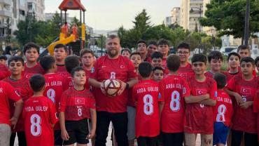 Muhtar Yusuf Dağaçıkan’dan, Çocuklara Arda Güler Forması