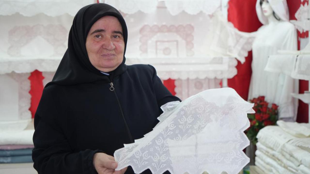 50 Yıldır İşlediği Sanat ile Gelinlik Kızların Çeyizini Süslüyor