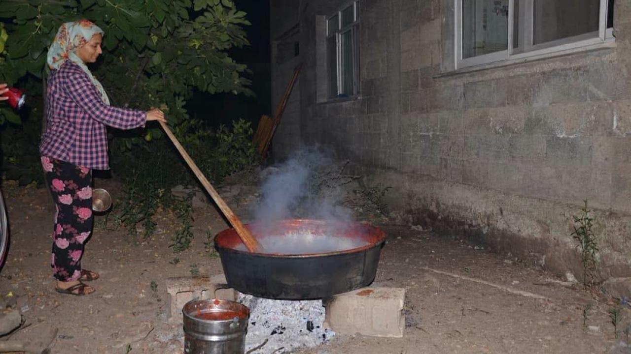 Kilis’te Kış Hazırlığı: Evlerde Salça Mesaisi Başladı