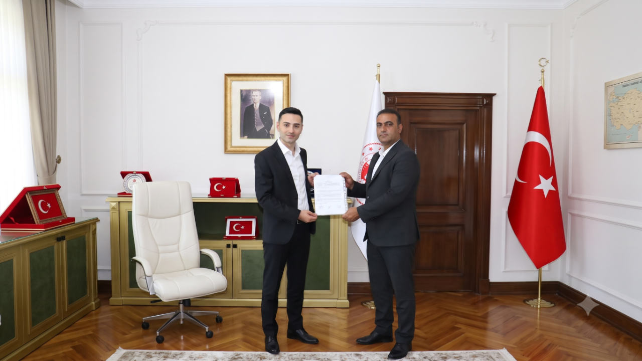 Polateli’de Tarihi Vefa: Kaymakam Salih Kaya’ya Oy Birliğiyle "Fahri Hemşehrilik Beratı" Verildi!