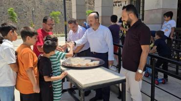 TOKİ Hz. Ömer Camii'nde Öğrencilere Aşure İkramı