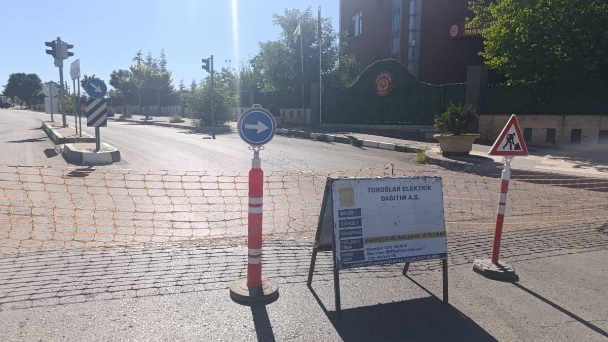 Altyapı Çilesi: İtfaiye Kavşağı Kapandı, Sürücüler Mezarlığı Yol Yaptı!