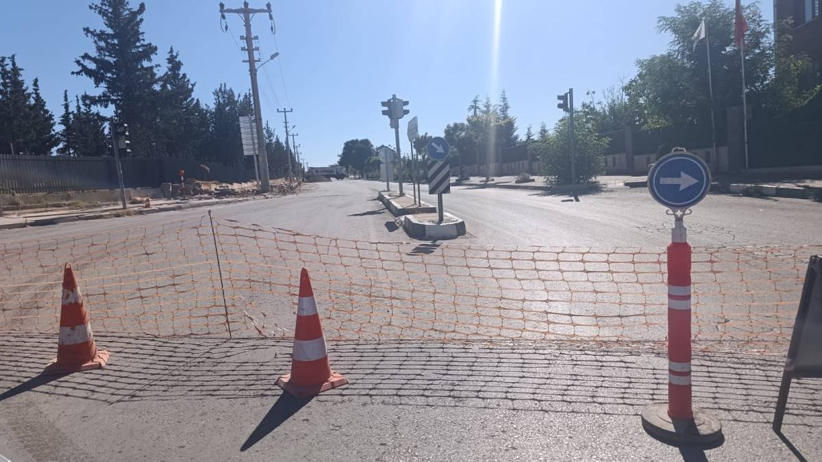Altyapı Çilesi: İtfaiye Kavşağı Kapandı, Sürücüler Mezarlığı Yol Yaptı!