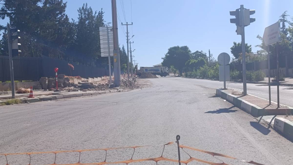 Altyapı Çilesi: İtfaiye Kavşağı Kapandı, Sürücüler Mezarlığı Yol Yaptı!