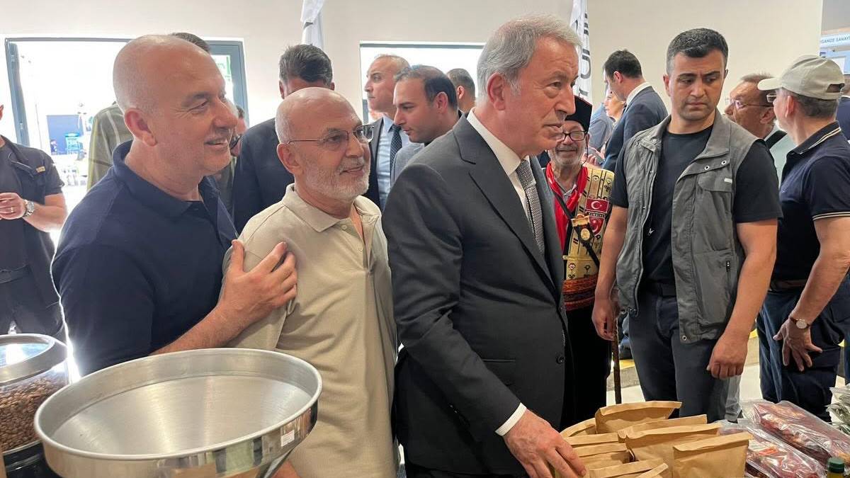 Hulusi Akar’dan, Şekeroğlu Baharat Standına Yoğun İlgi
