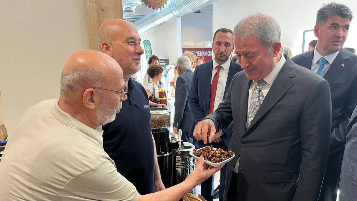 Hulusi Akar’dan, Şekeroğlu Baharat Standına Yoğun İlgi