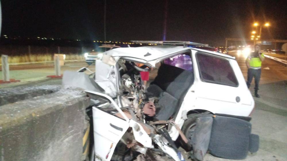 Otomobil Beton Bariyerlere Çarptı: 1 Ölü